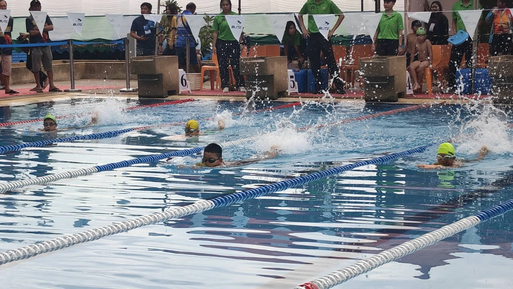 พละรำไพฯ จัดว่ายน้ำแปลกพา "เงาะ" เข้าฝั่ง ไหว้ เที่ยว กิน ผลไม้เมืองจันท์