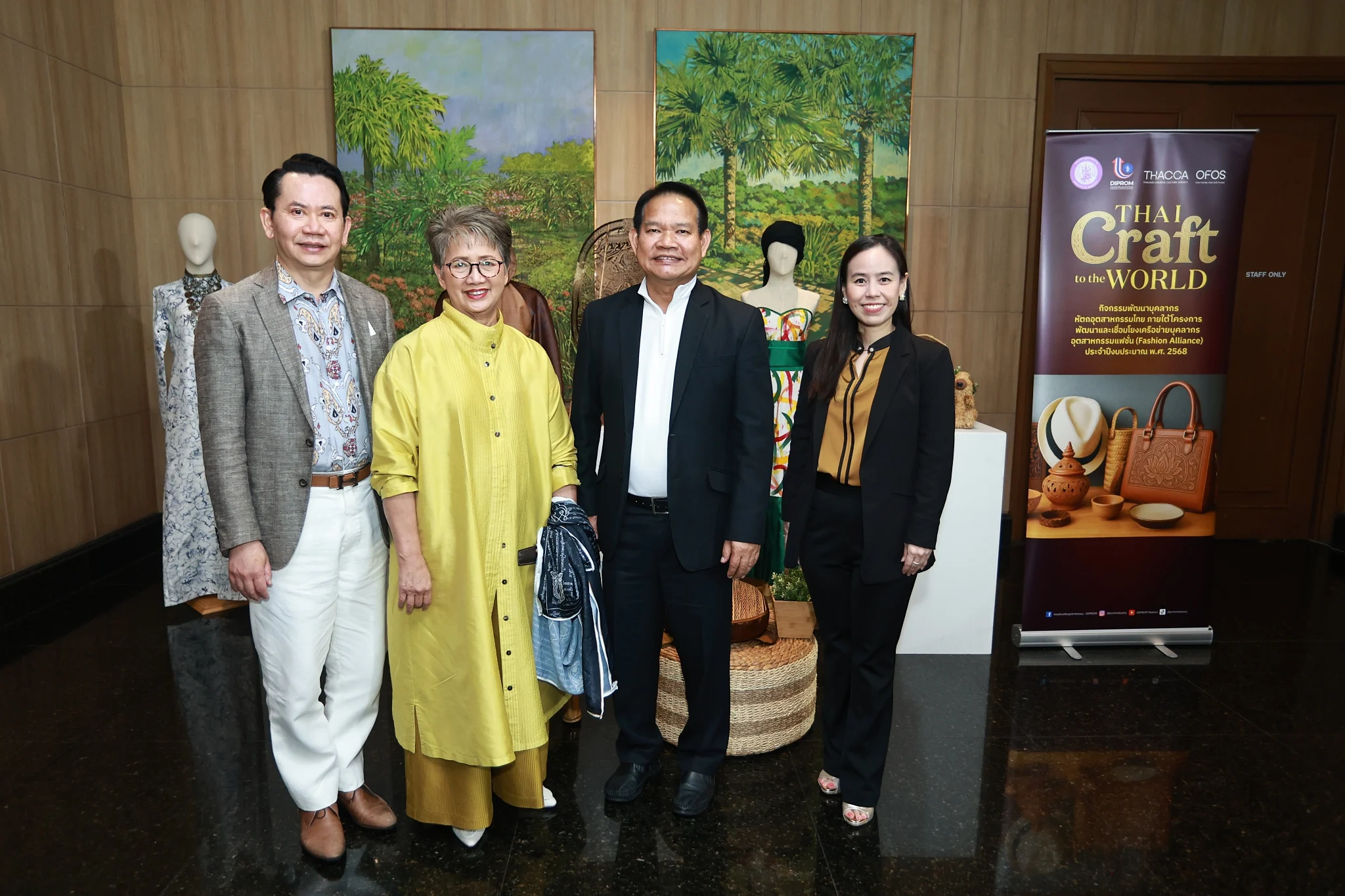 “ดีพร้อม” ขานรับนโยบาย “เอกนัฏ” สนับสนุน SOFT POWER ผ่านกิจกรรมพัฒนาบุคลากรสาขาหัตถอุตสาหกรรมไทย พลิกโฉมงานคราฟต์ ยกระดับแบรนด์ไทยให้เฉิดฉายสู่ตลาดโลก ดันเศรษฐกิจโตกว่า 100 ล้านบาท