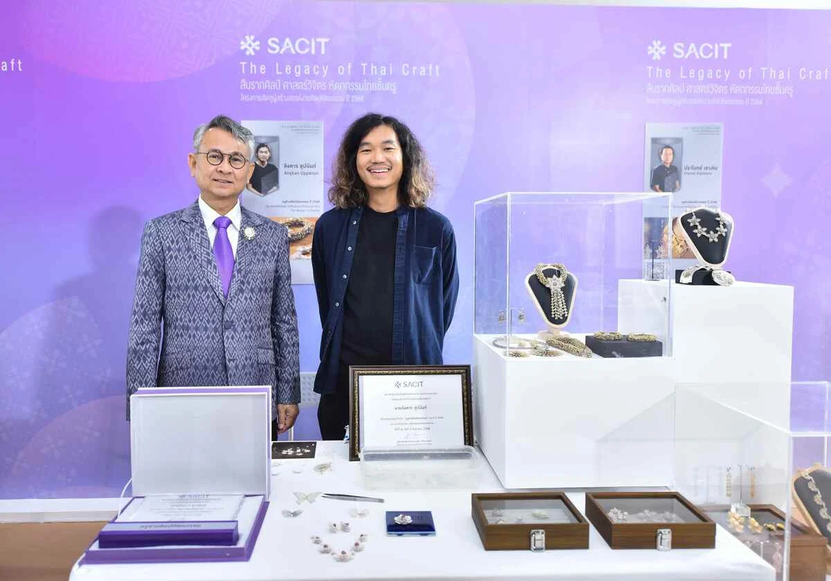 SACIT ปั้นดาวดวงใหม่แห่งวงการหัตถศิลป์ไทยอย่างต่อเนื่อง เชิดชูผู้สร้างสรรค์งานศิลปหัตถกรรมและสืบทอดคุณค่ามรดกภูมิปัญญาแห่งชาติ ยกย่องเป็น ครูศิลป์ – ครูช่างฯ – ทายาทฯ ประจำปี 2568