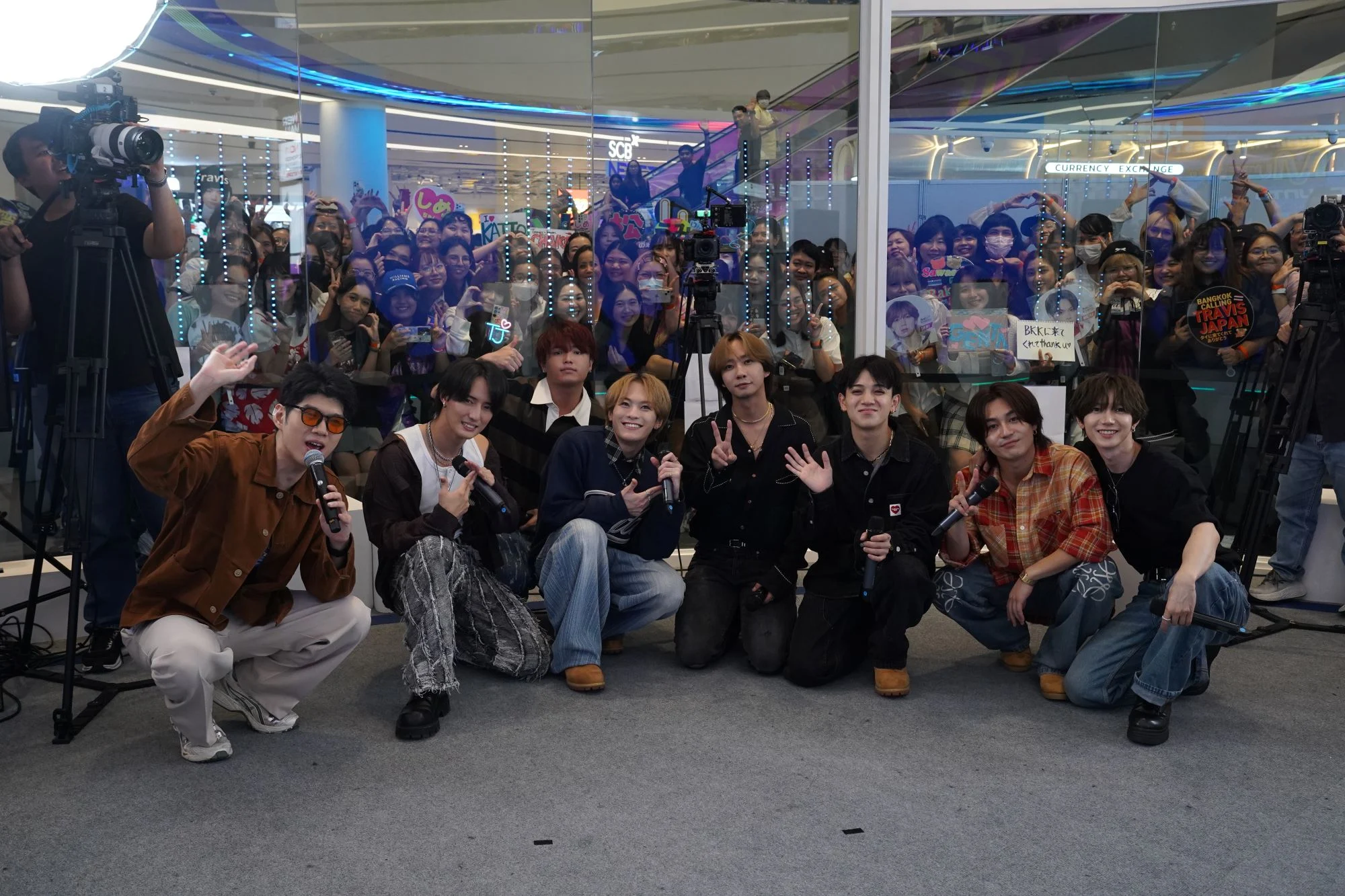 Travis Japan สร้างปรากฏการณ์พารากอนแตก! หลังไลฟ์รายการ TMC LIVE แฟนคลับไทย-ญี่ปุ่นแห่ให้กำลังใจล้นหลาม ยอดวิวคลิปย้อนหลังเกือบแสน