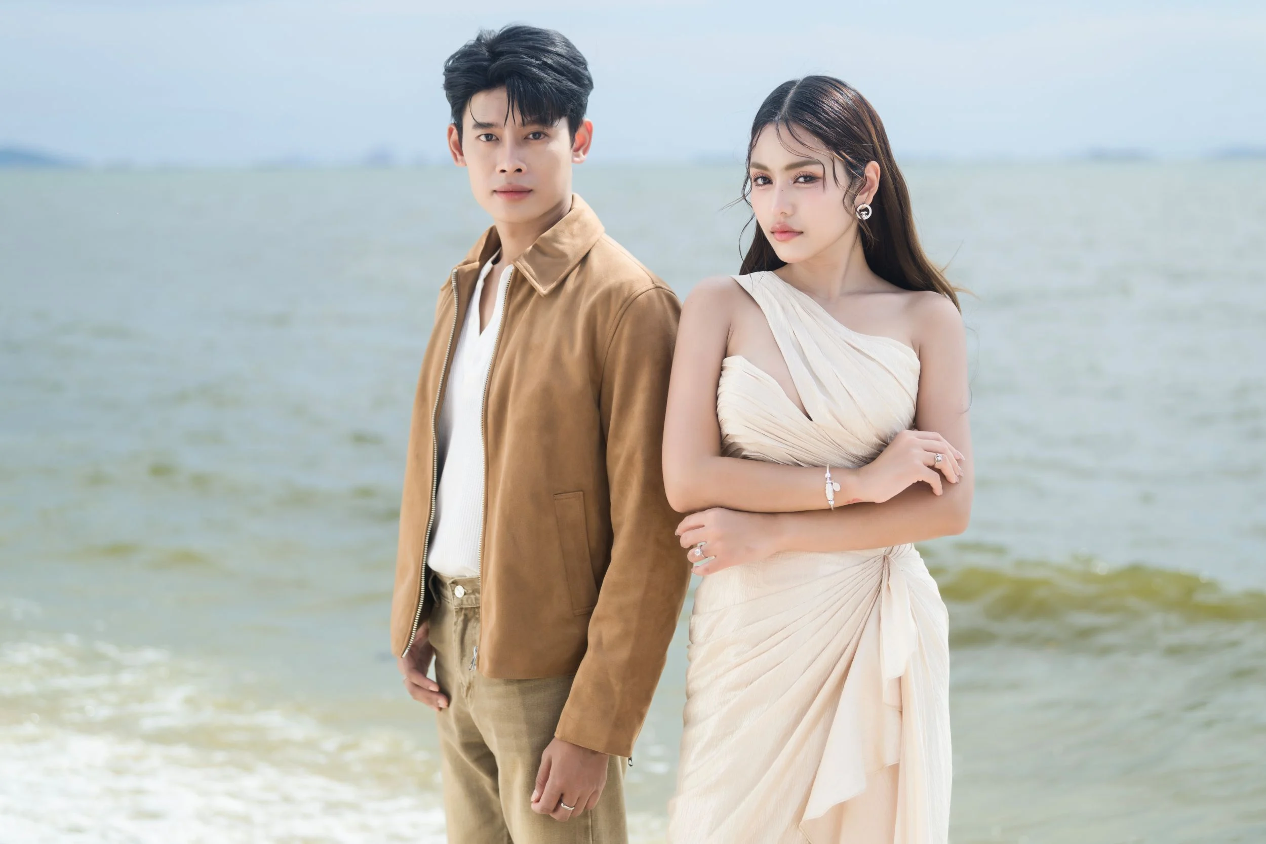 ‘ธัญญ่า อาร์สยาม’ ควง ‘แมน ภิสิทธิ์พงษ์’ ส่งเอ็มวีใหม่ ‘บ่แม่นแนว’ เพลงลูกทุ่งอีสาน หวาน เศร้า ของคนนอกใจผัว!