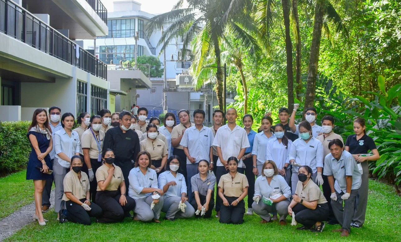 ฮอลิเดย์ อ่าวนาง บีช รีสอร์ท และ ฮอลิเดย์ สไตล์ อ่าวนาง บีช รีสอร์ท ร่วมกันโยน EM Balls