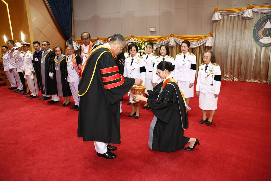 องคมนตรีเป็นผู้แทนพระองค์ ไปในพิธีพระราชทานปริญญาบัตรแก่ผู้สำเร็จการศึกษา จากมหาวิทยาลัยราชภัฏรำไพพรรณี ประจำปีการศึกษา 2566