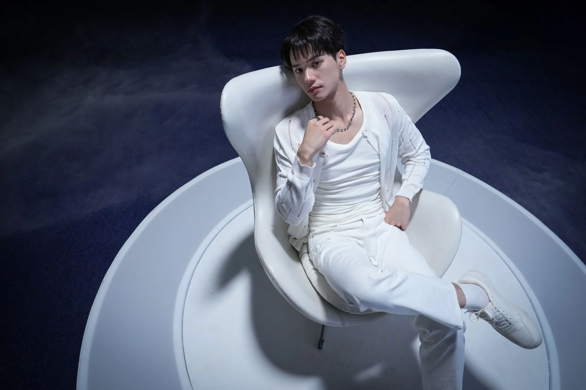 ALEX KIM ซูเปอร์สตาร์ K-Pop ลุคหล่อเท่ดุดันขวัญใจแฟนเพลงทั่วโลก รับบทโดย เก่ง หฤษฎ์ ใน “ดีว่า..ราวี” มาพร้อมเพลงแดนซ์ “BEAST” สุดกร้าวใจที่ใคร ๆ ก็ยอมสยบ