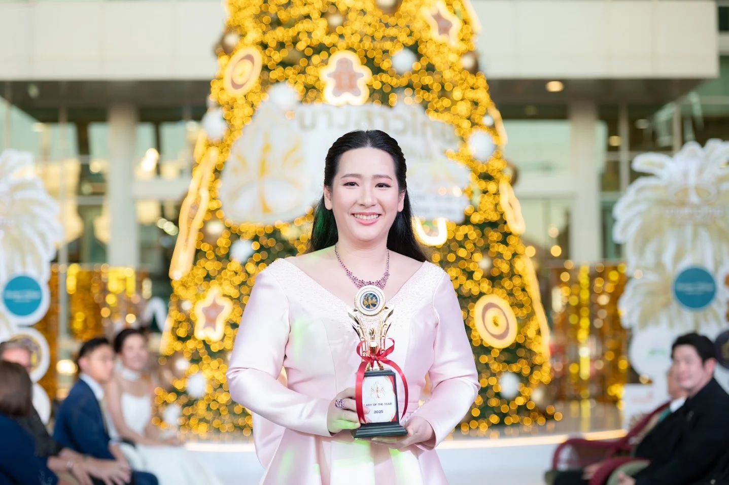 หมอโม Aurapin Wellness Clinic คว้ารางวัล Lady of the Year