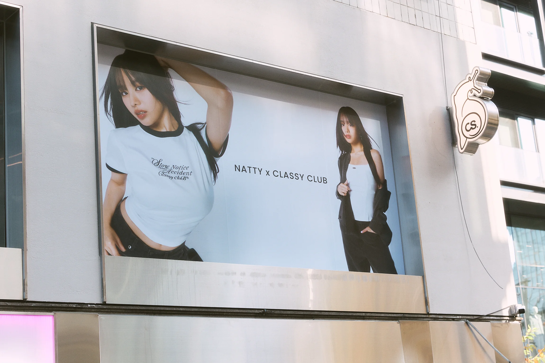 Classy Club เปิดตัวแฟล็กชิปสโตร์แห่งแรกในโซล เผยโฉมคอลเลกชัน “FRIENDS FURREAL” ร่วมกับ Natty จาก KISS OF LIFE ถ่ายทอดเอกลักษณ์ของแบรนด์สู่เวทีระดับสากล